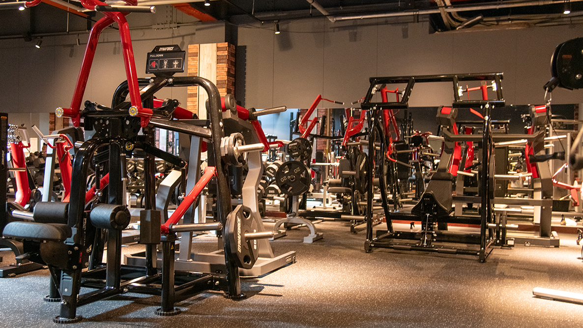 あらゆる目的・部位に効果的な有酸素系から筋力アップ系の高性能トレーニングマシンを完備。理想の身体作りを叶える環境をご提供。